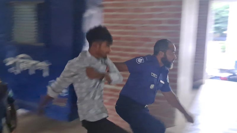 আদালত চত্বরে ডিম নিক্ষেপের ঘটনায় ছাত্রদলের পাঁচ নেতাকর্মী আটক